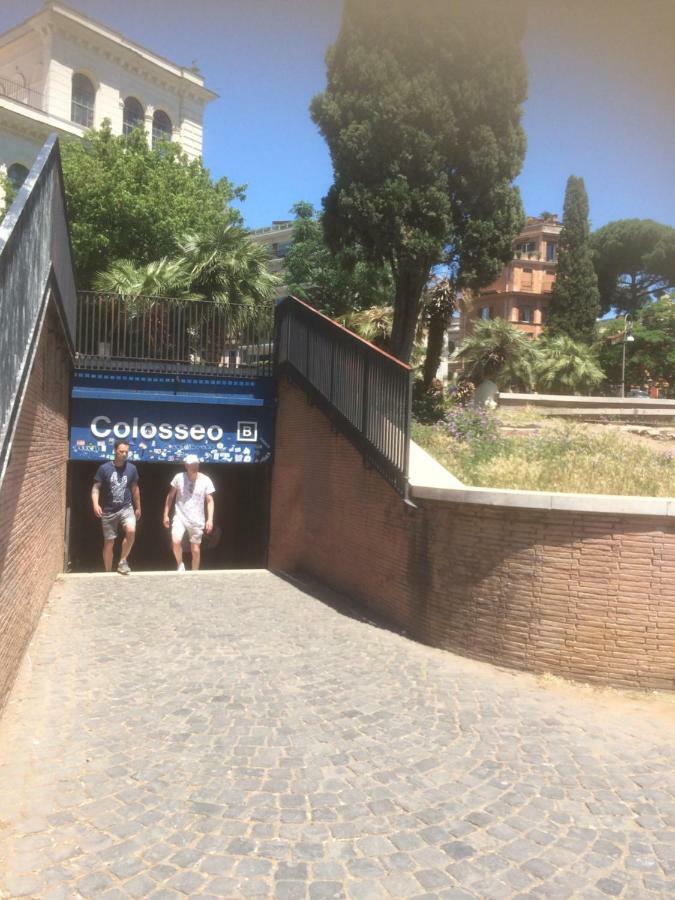 Casa Vacanza Colosseo Whole Holiday Home Apartment Da Pamino & Priscilla Рим Екстер'єр фото